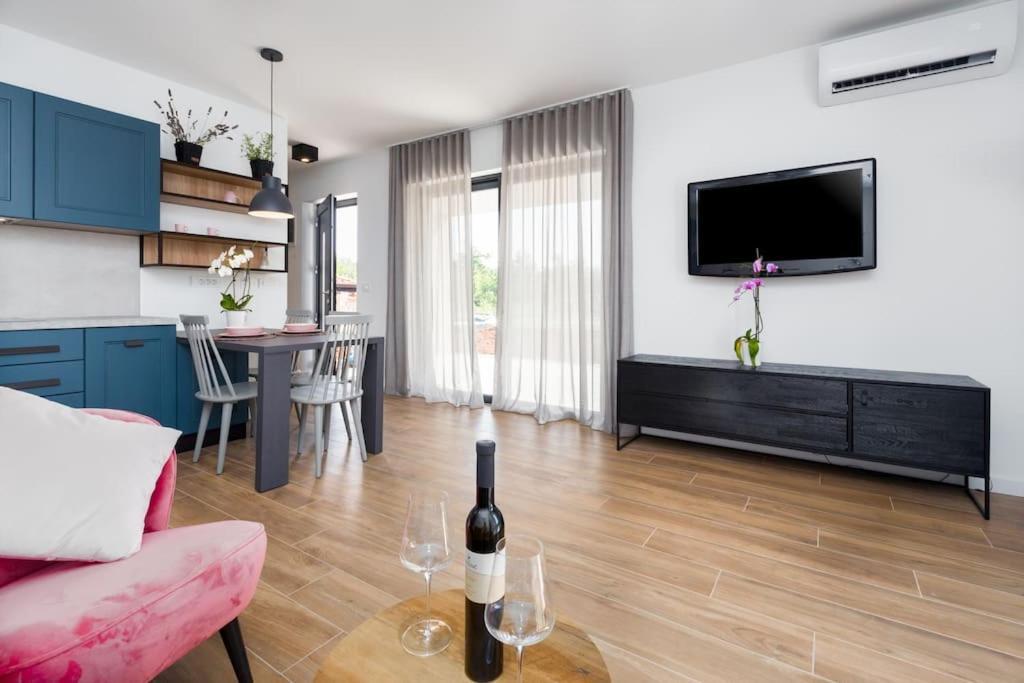 Marcante - Designer, Romantic Pool View Appartement *