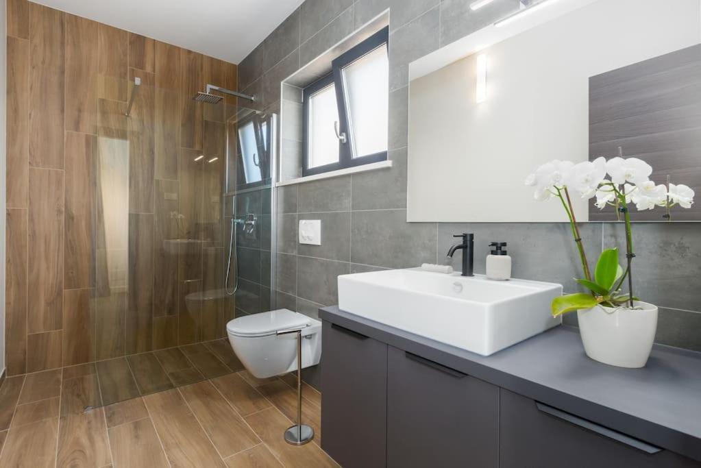 Marcante - Designer, Romantic Pool View Apartment Poreč