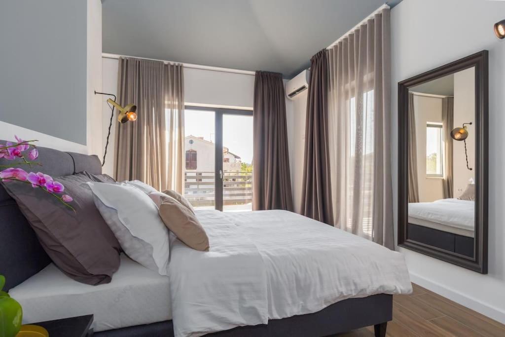 Marcante - Designer, Romantic Pool View Apartment