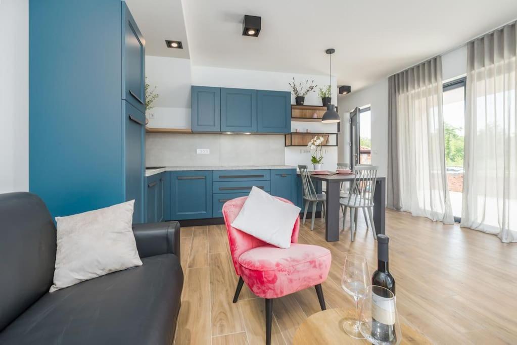 Marcante - Designer, Romantic Pool View Apartment Poreč